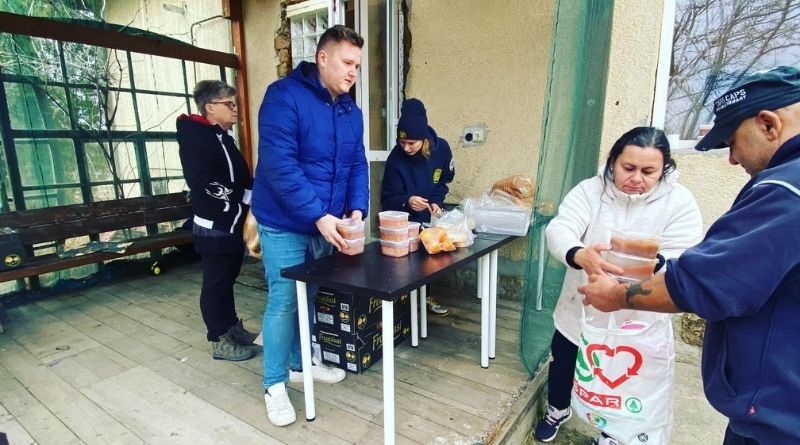 Marczinka Mátyás az Age Of Hope adomány és ételosztó akcióján Bihartordán.