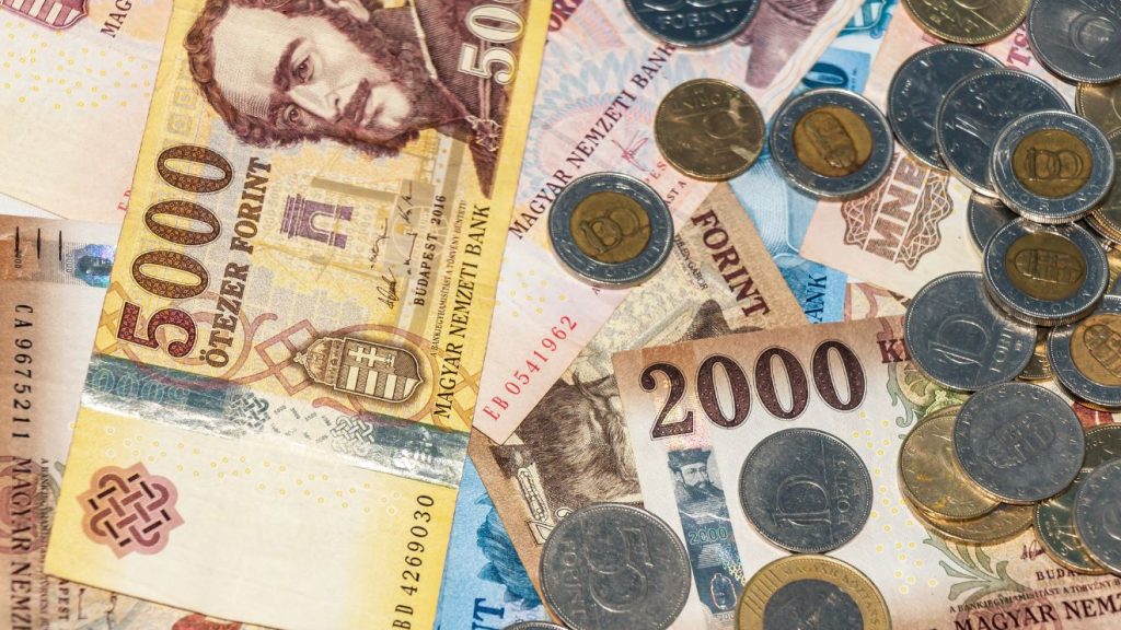 lakáshitel kalkulátor, forint, papírpénz,