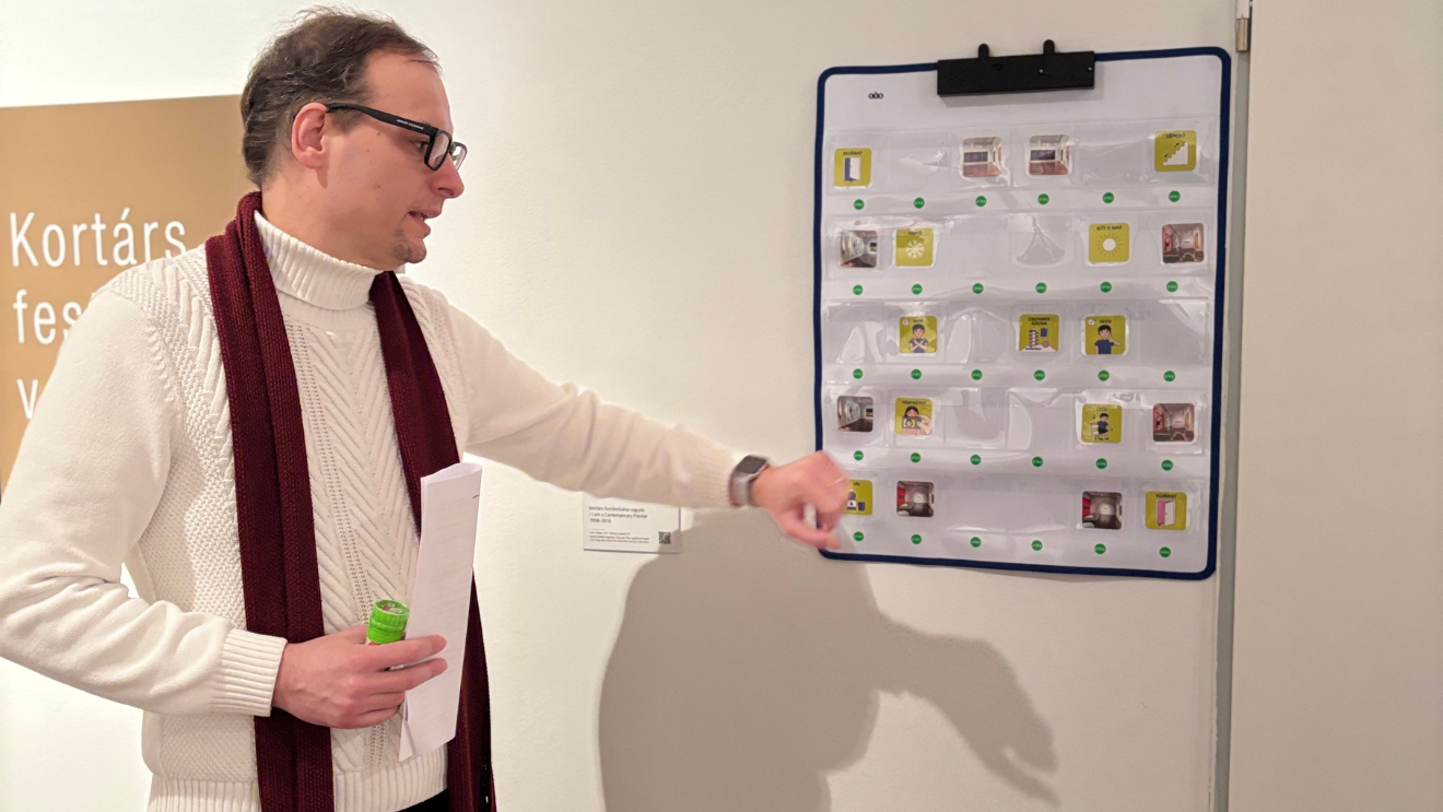 Jelen lenni, neurodivergencián innen és túl – a debreceni MODEM könnyen érthető tárlatvezetésén jártunk