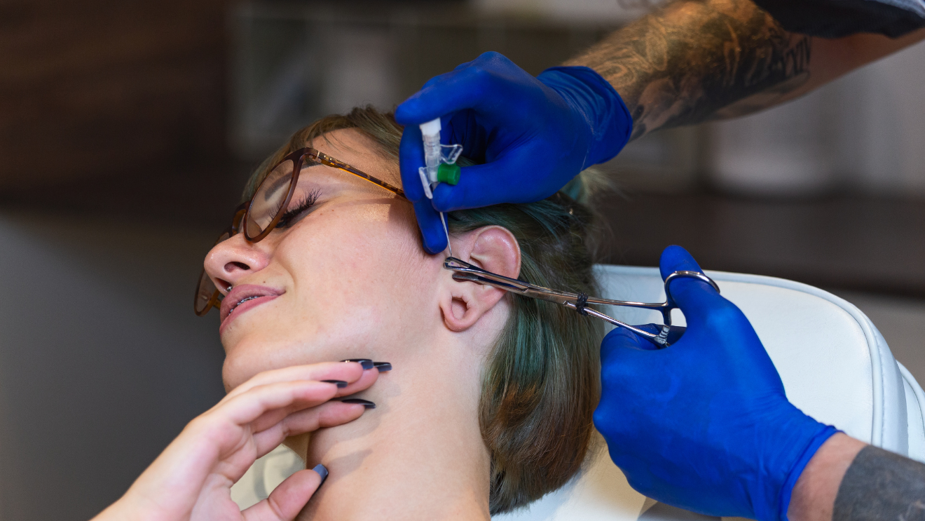 Piercing vagy akupunktúra? – a fülakupunktúra és a piercing különbségei