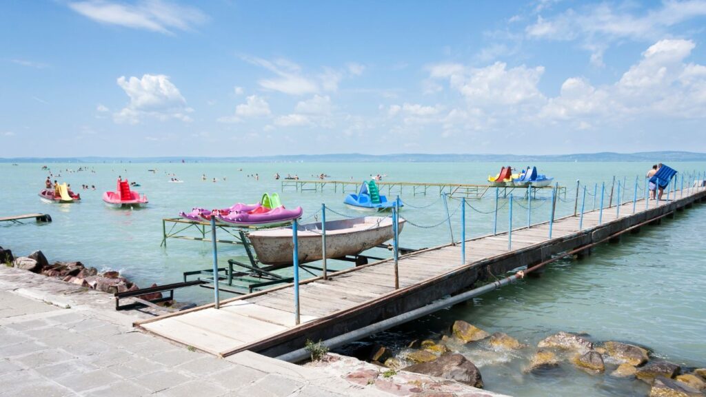 balaton, strand, hőségriadó, vízibicikli