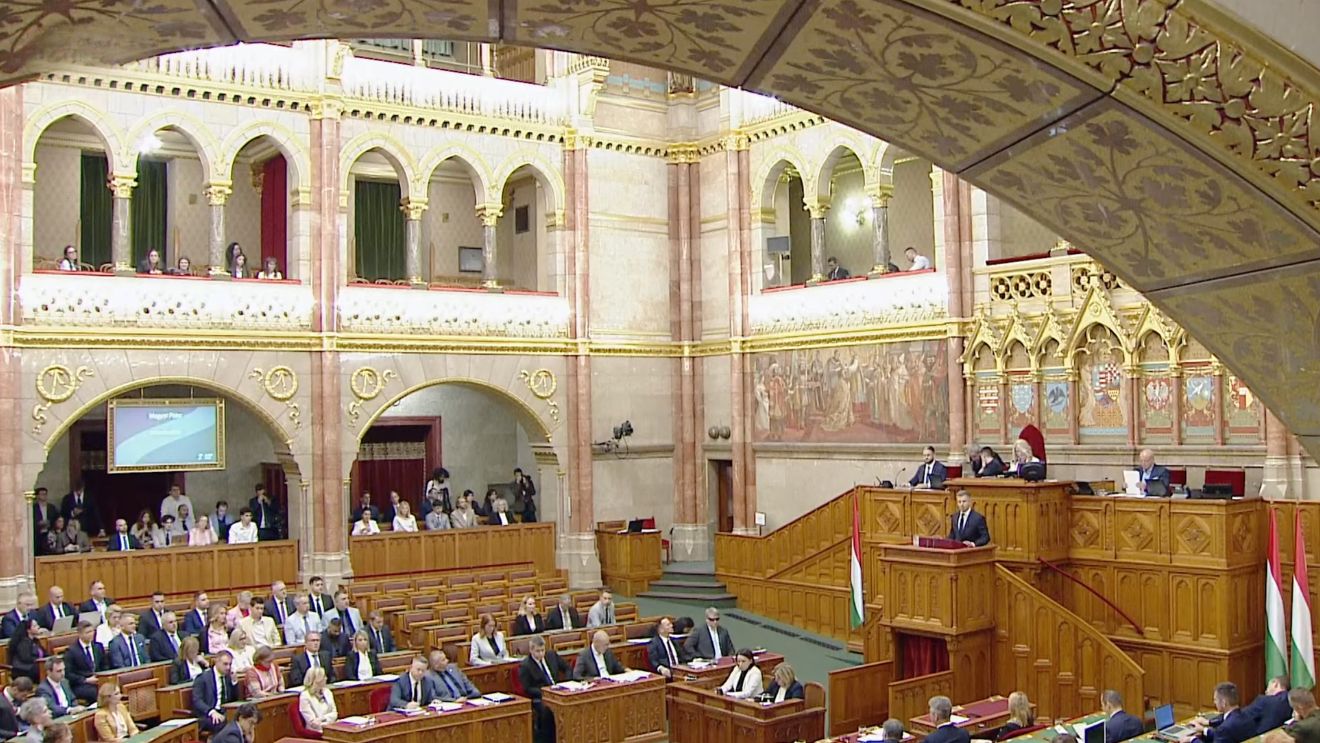 Felfüggesztette a miniszterelnök és két exminiszter mentelmi jogát a parlament
