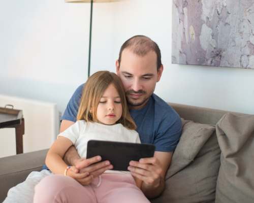 apa és lánya, tablet, minőségi képernyőidő