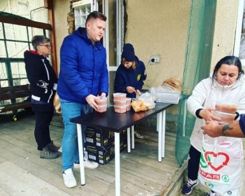 Marczinka Mátyás az Age Of Hope adomány és ételosztó akcióján Bihartordán.