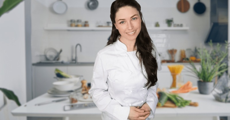 bolbas csilla, vegan konyha, séf Kép forrása Bolbás Csilla - Háttér forrása Canva - Getty Images by Marko Jan