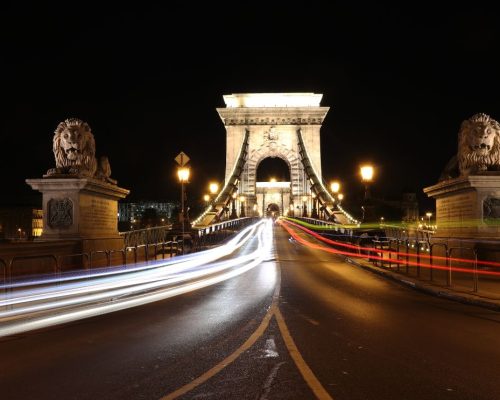 budapest, láchíd, forgalom, magyarország, autó, oroszlán, híd Kép forrása Canva - Getty Images by Stewenw