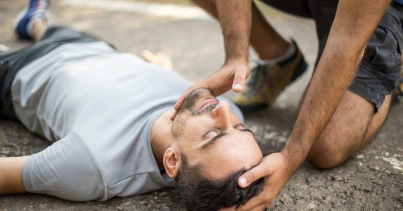 elsősegély, segítség, ájulás, sport, futás Kép forrása Canva - Getty Images by bymandesign