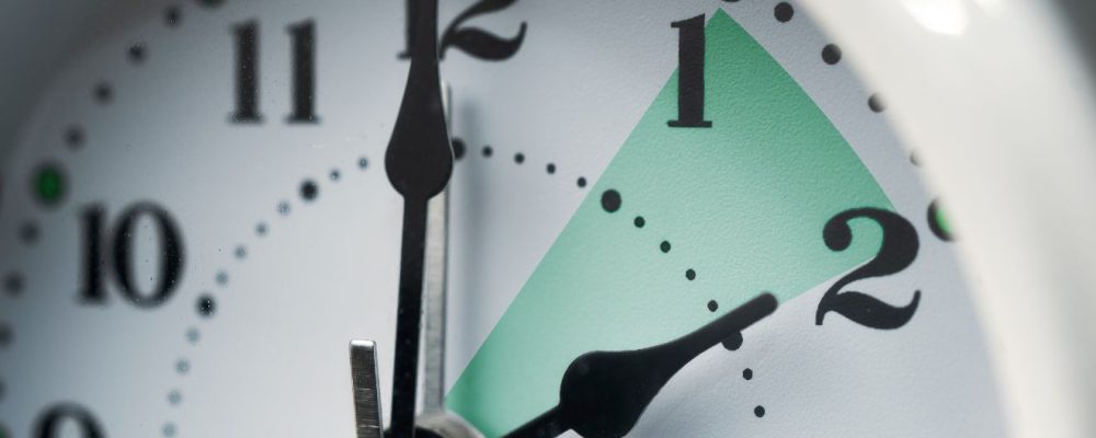 óraátállítás, 1-2, óra Forrás Canva @cristianstorto