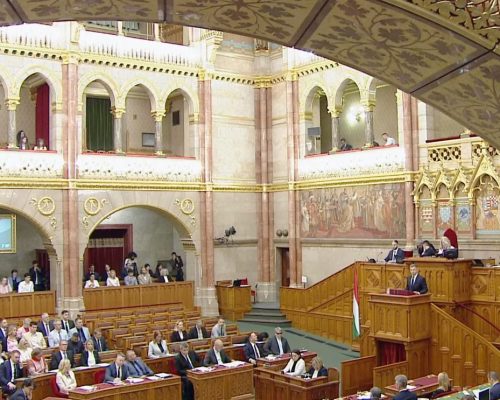 mentelmi jog felfüggesztés, Magyar Péter, Országgyűlés, Parlament