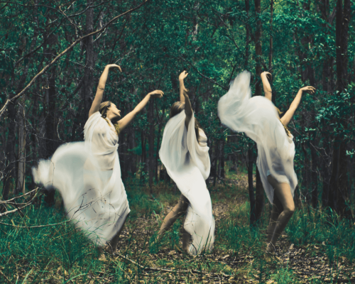 spiritualitás, tánc, erdő - Canva Getty Images Rebecca Nathan