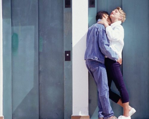 szenvedély, csók, ölelés, kapcsolat, hetero, lift, szőke, szex Kép forrása Canva - Photo Images by David De Lossy